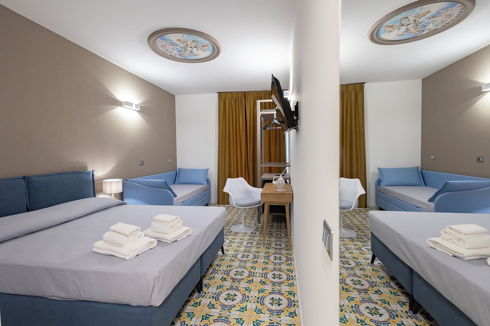 ROOM, QUADRUPLE
