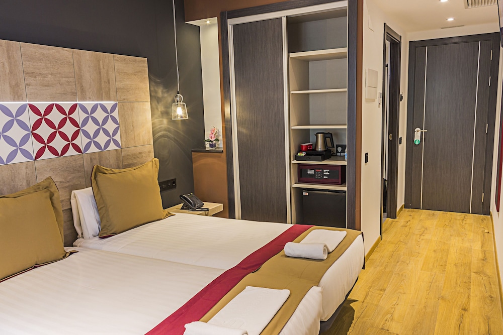 ROOM, DOUBLE OR TWIN BED, BALCONY