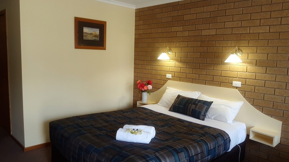 HEPBURN SPRINGS MOTOR INN 15/50