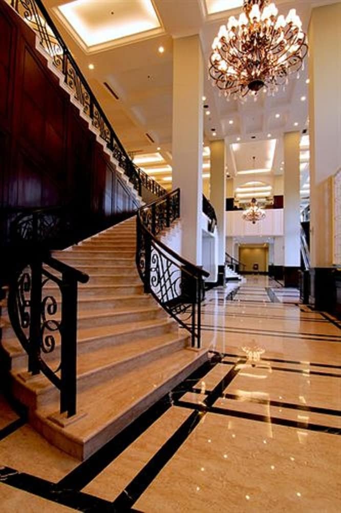 Royal Kuningan Hotel 30/60