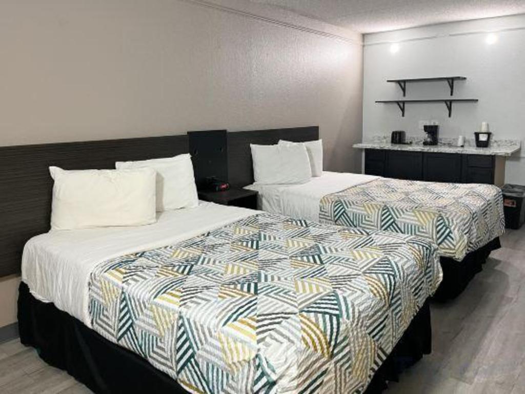 2 Queen Beds - Non-Smoking, Micfridge