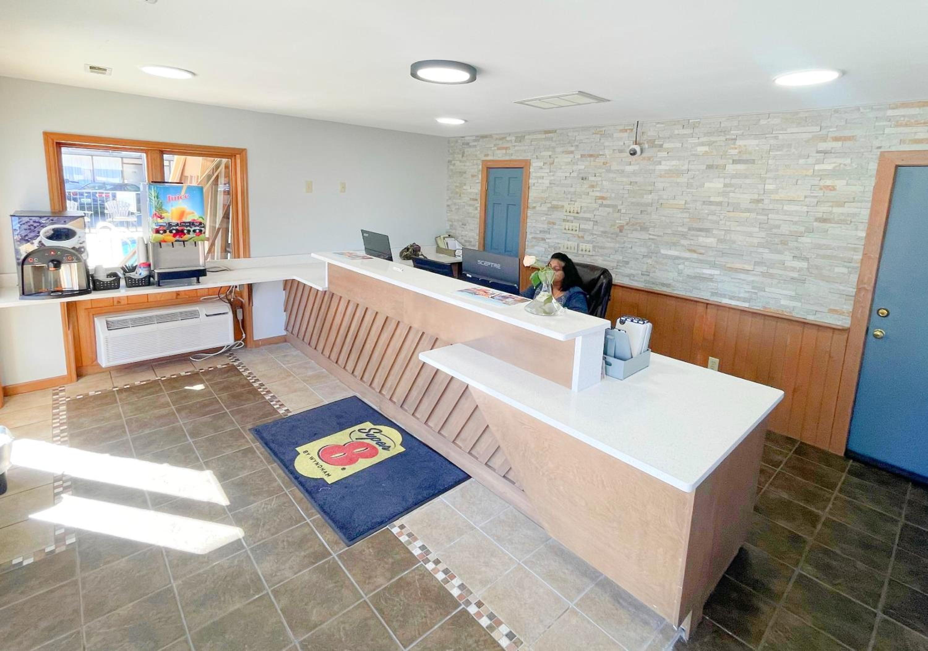 Super 8 by Wyndham Pigeon Forge Downtown 3/22
