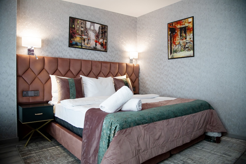 DELUXE, DOUBLE BED