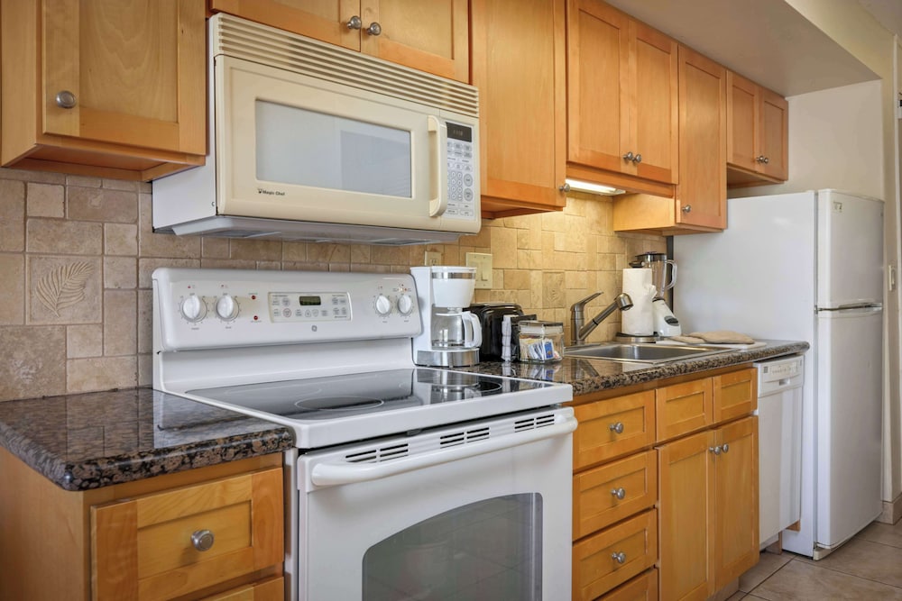 Deluxe, Studio, Queen Bed, Side Ocean View 4/4