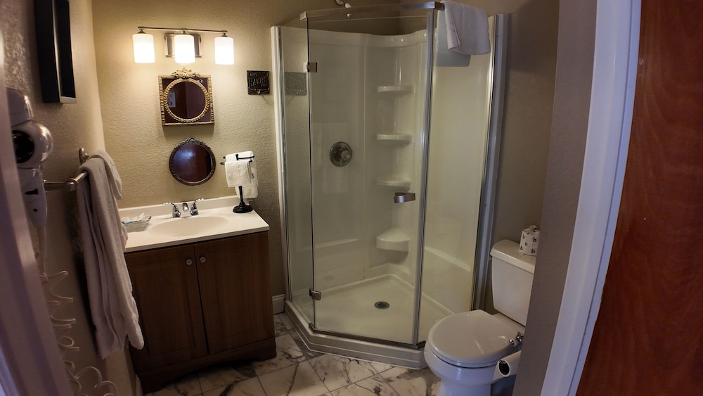 Colts Neck Inn Hotel 63/64