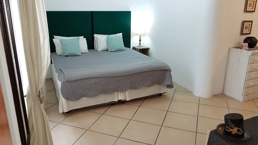 Six Valk Avenue Self Catering Guest House 15/50