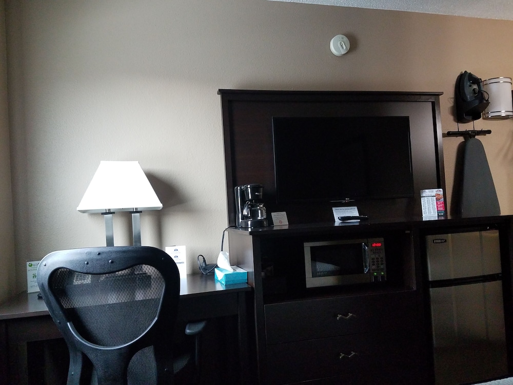 Americas Best Value Inn & Suites Bismarck 30/31