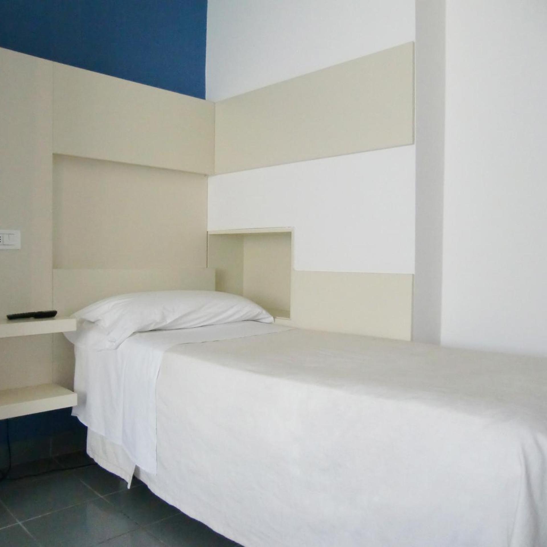 ROOM, SINGLE, EXTERNAL BATHROOM