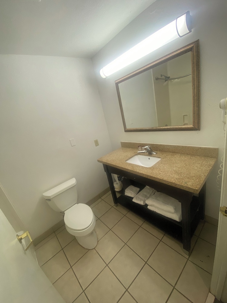 Executive Inn 33/33