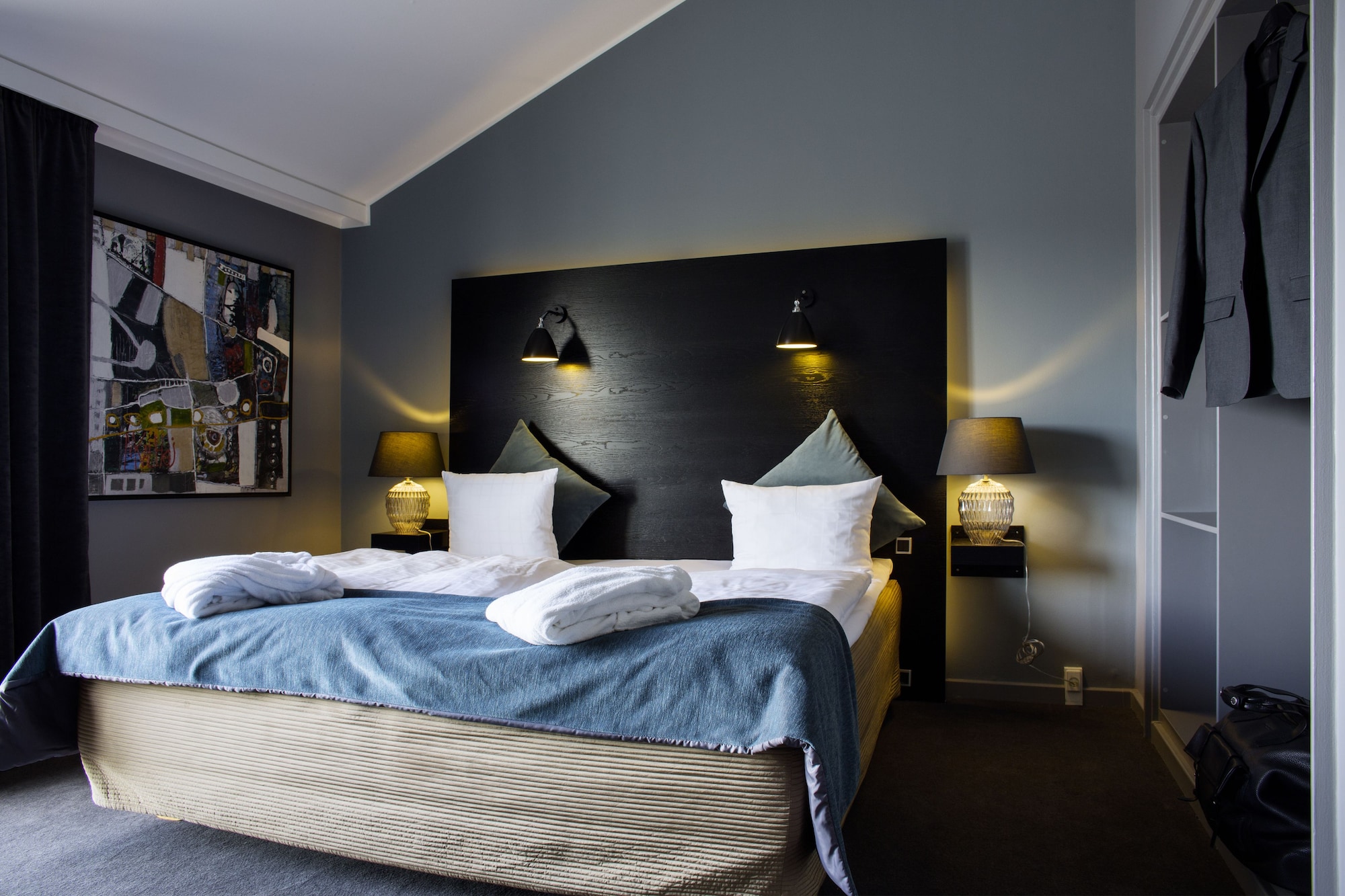 SUPERIOR, QUEEN BED