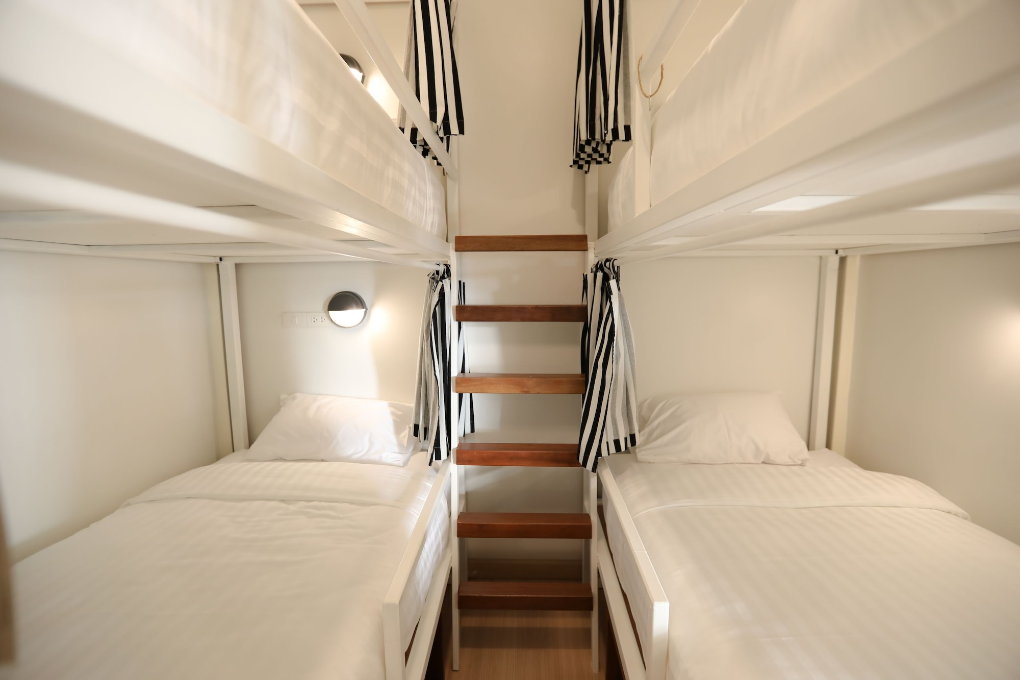 MIXED DORM, STANDARD, 6 BEDS, NO WINDOW