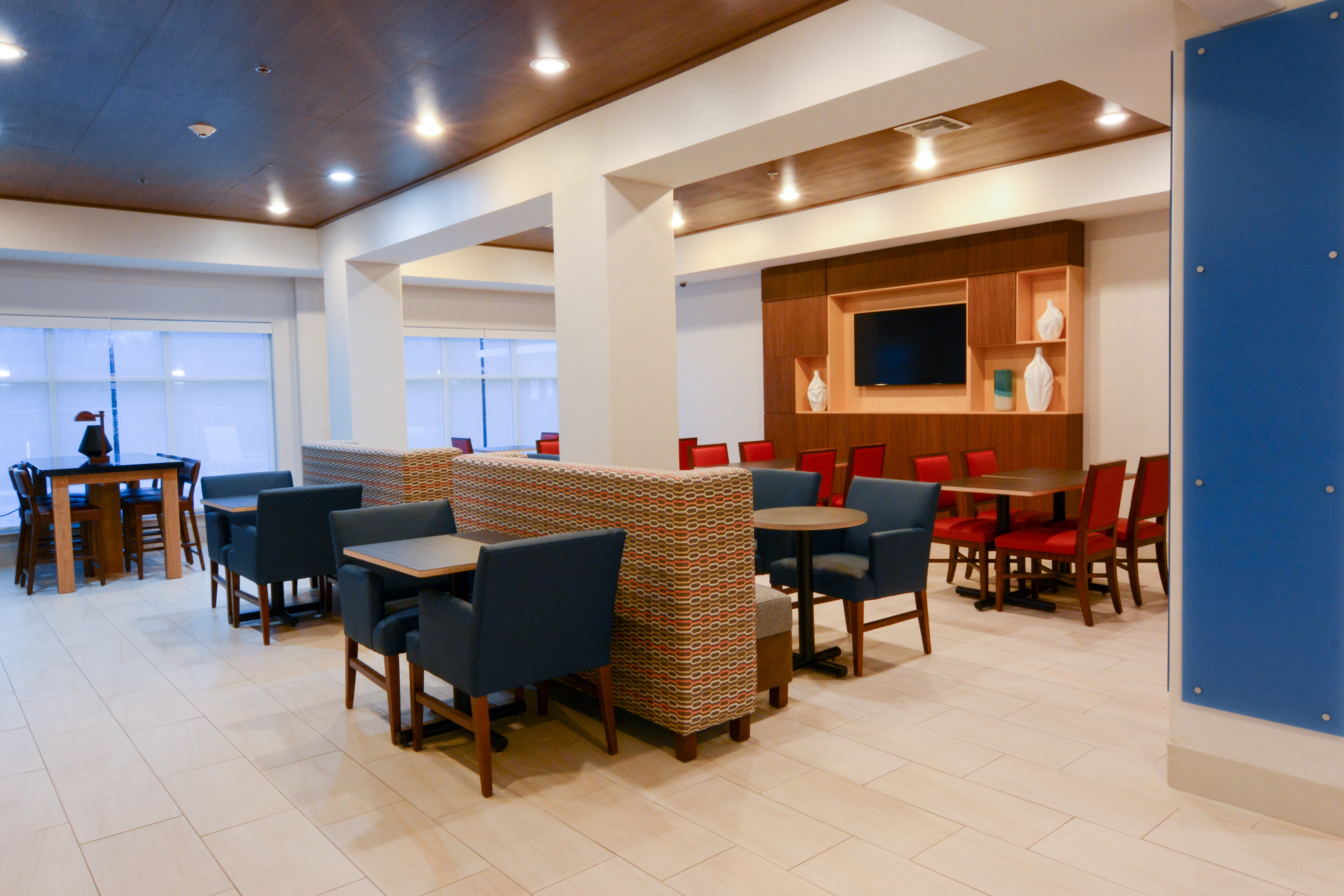 Holiday Inn Express Suites New Boston 37/51