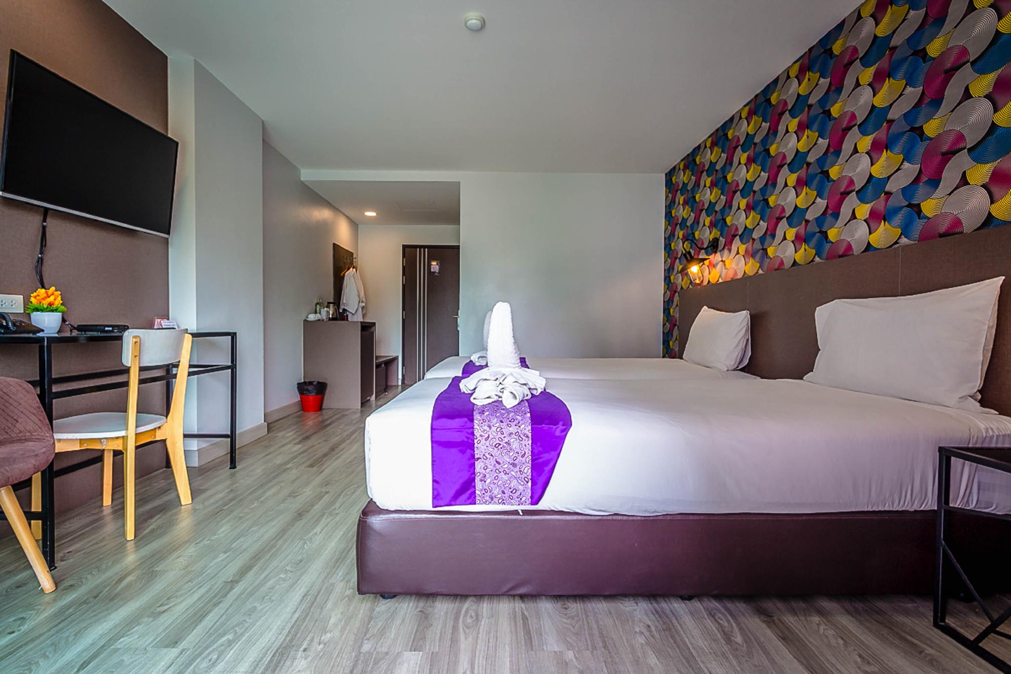 DELUXE, TWIN BEDS