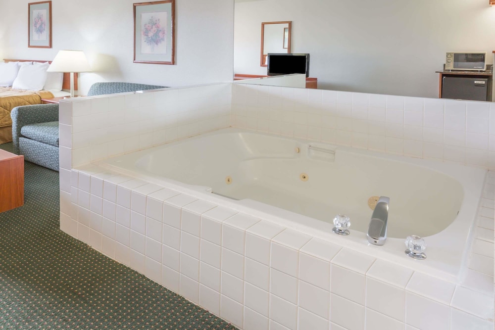 Travelodge Suites By Wyndham Newberg 25/60