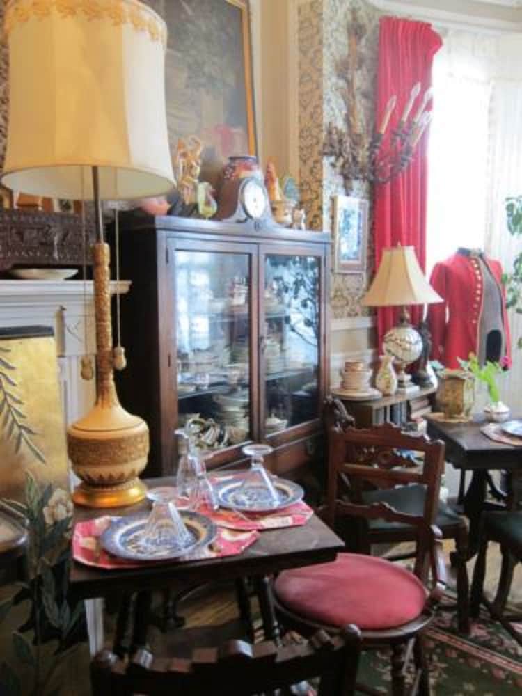Pimblett's Downtown Toronto B&B 40/47