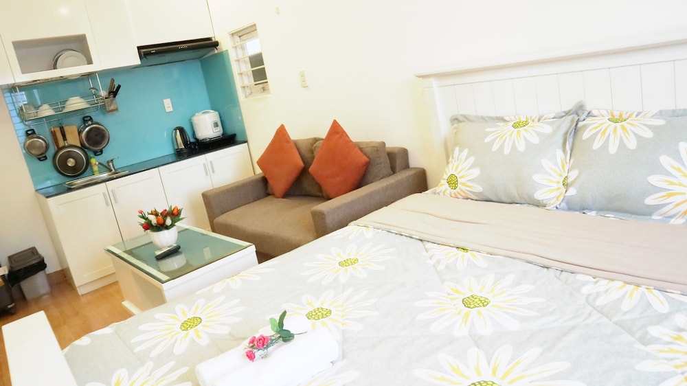 Smiley Apartment 3 7/50