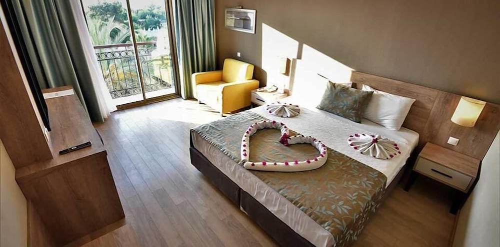Lucida Beach Hotel 18/37
