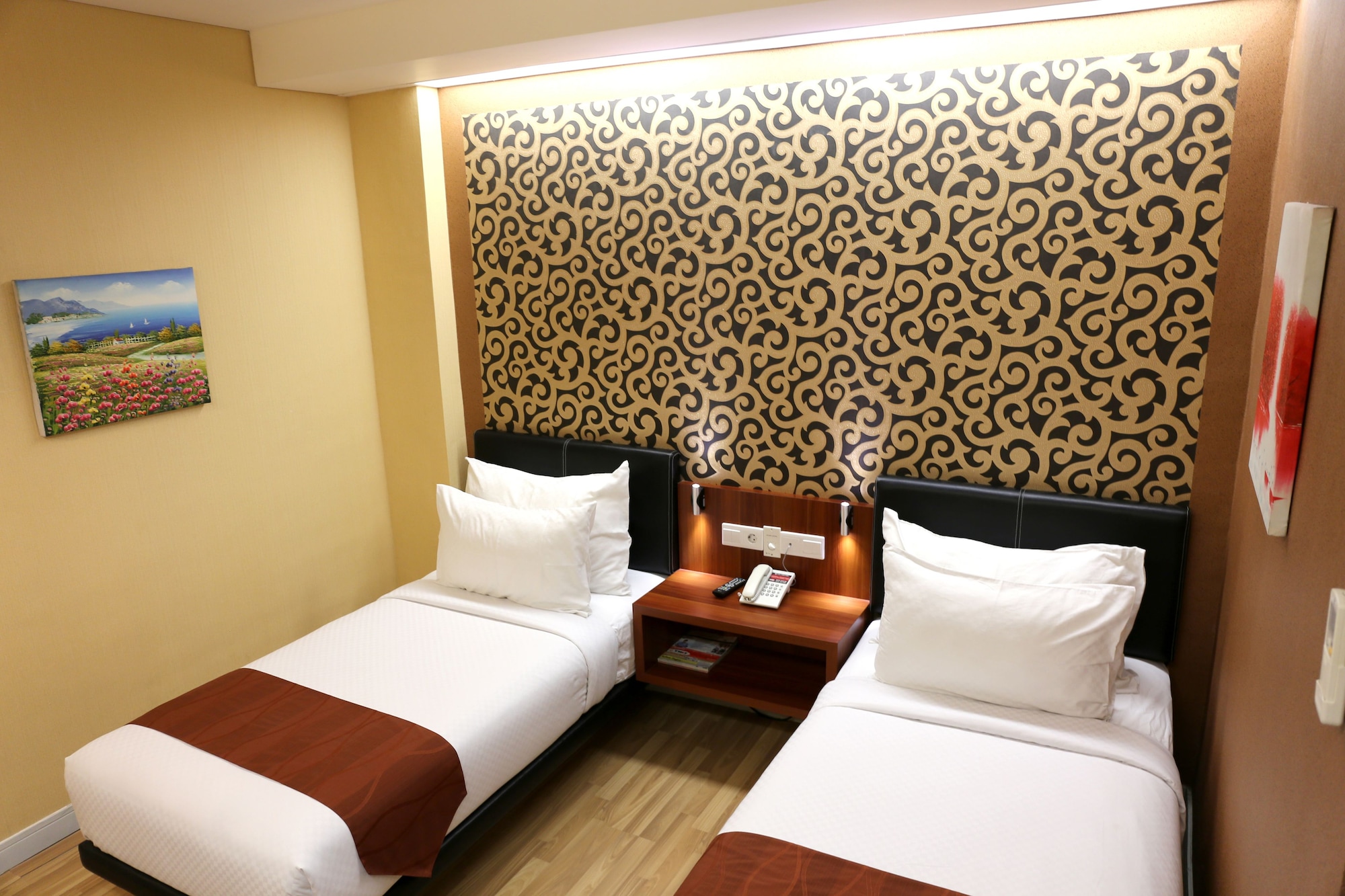 DIAMOND, TWIN BEDS