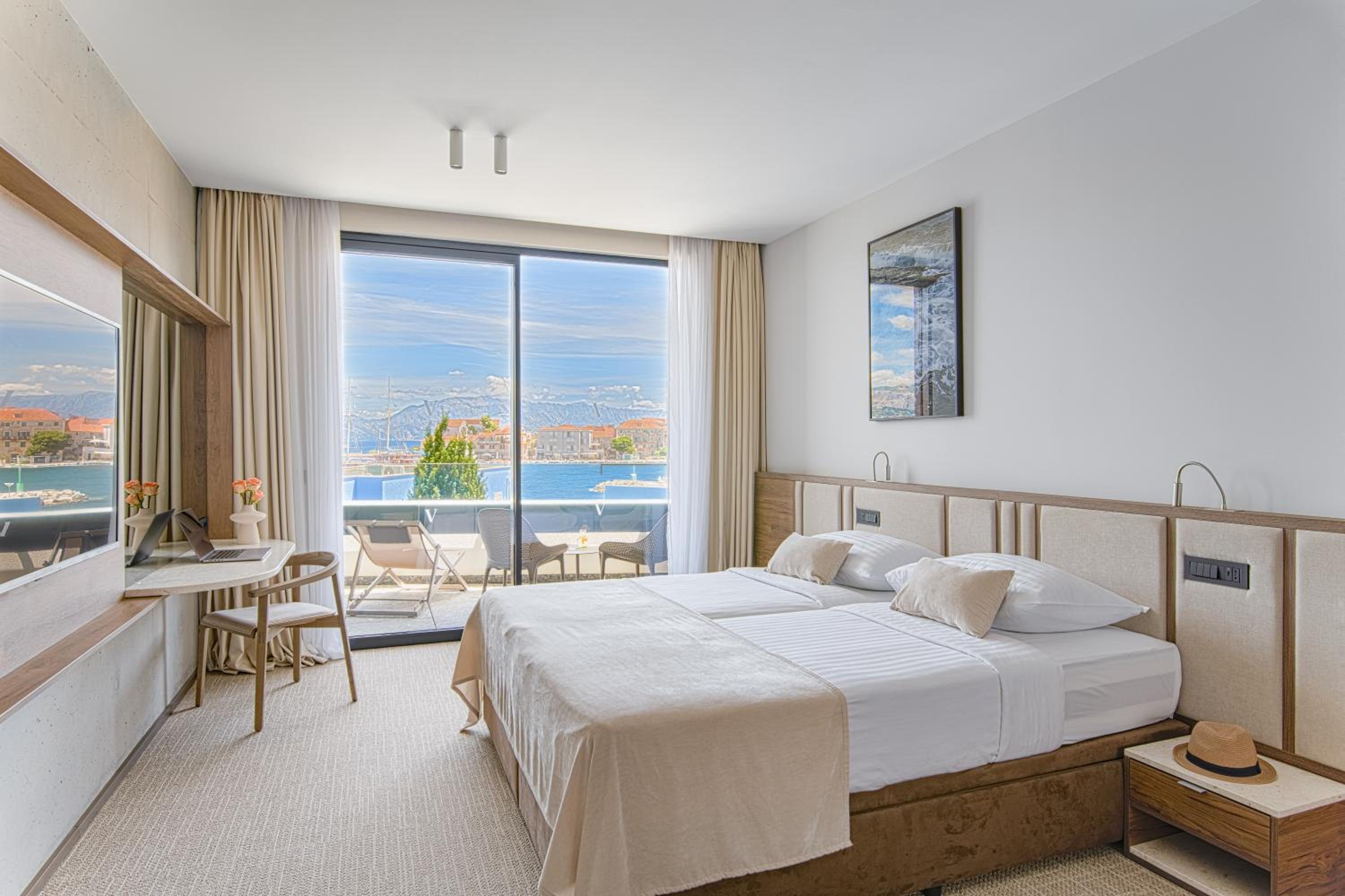 Superior, Double or Twin Bed, Side Sea View, Balcony، Grand Hotel View 2/7