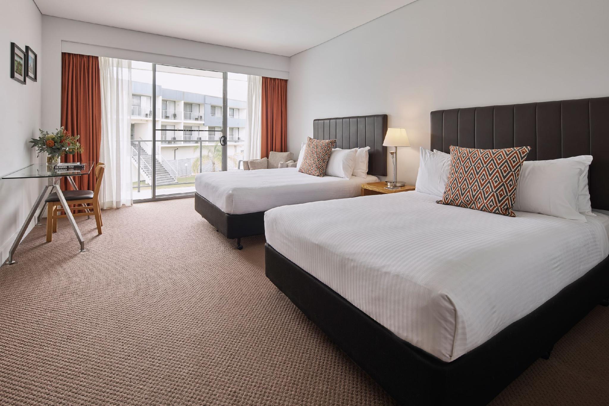 Room, Twin Beds, Pool View