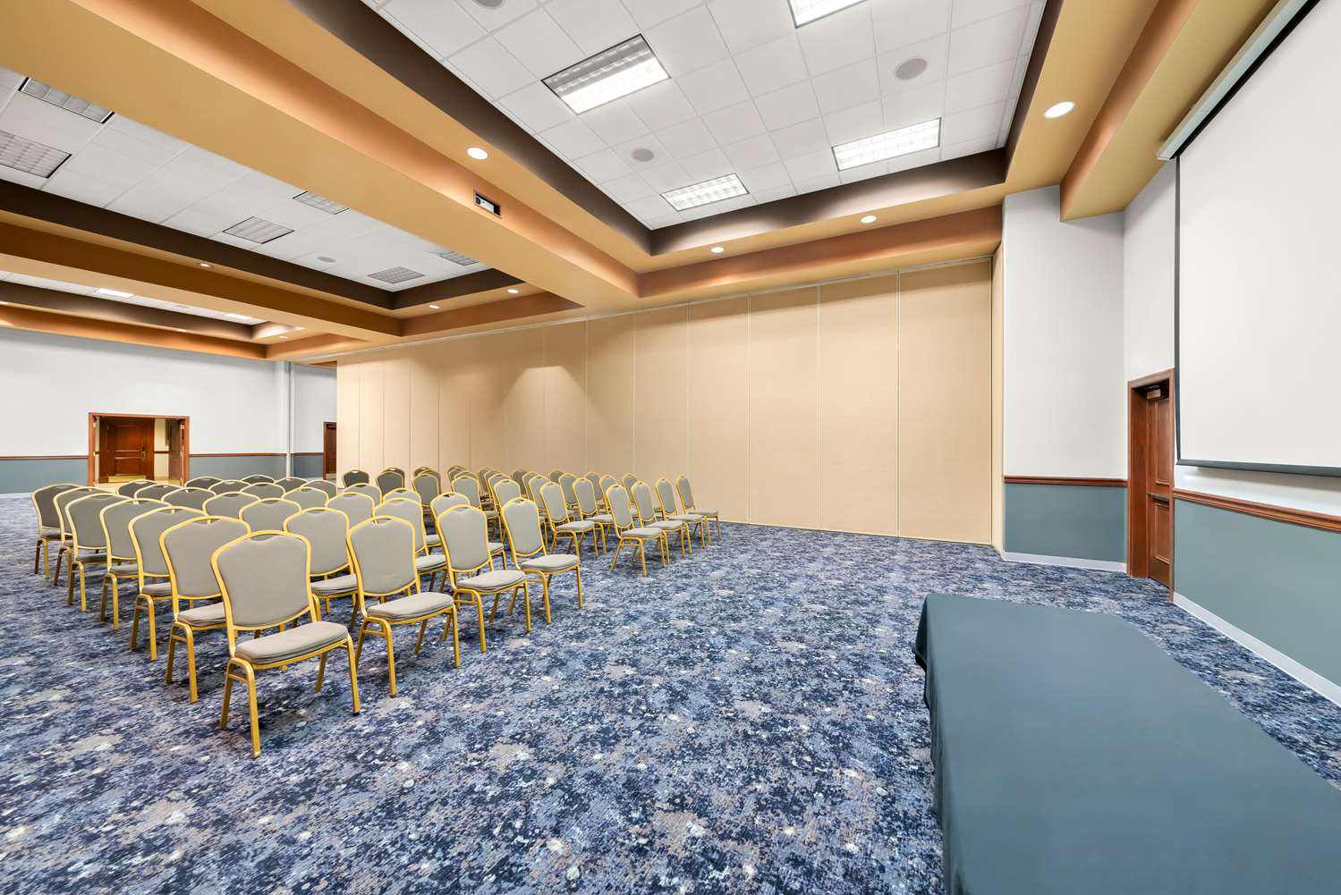 Clarion Inn & Suites and Convention Center 18/29