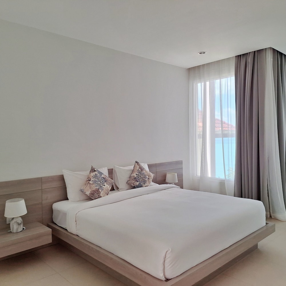 DELUXE, BEACH FRONT