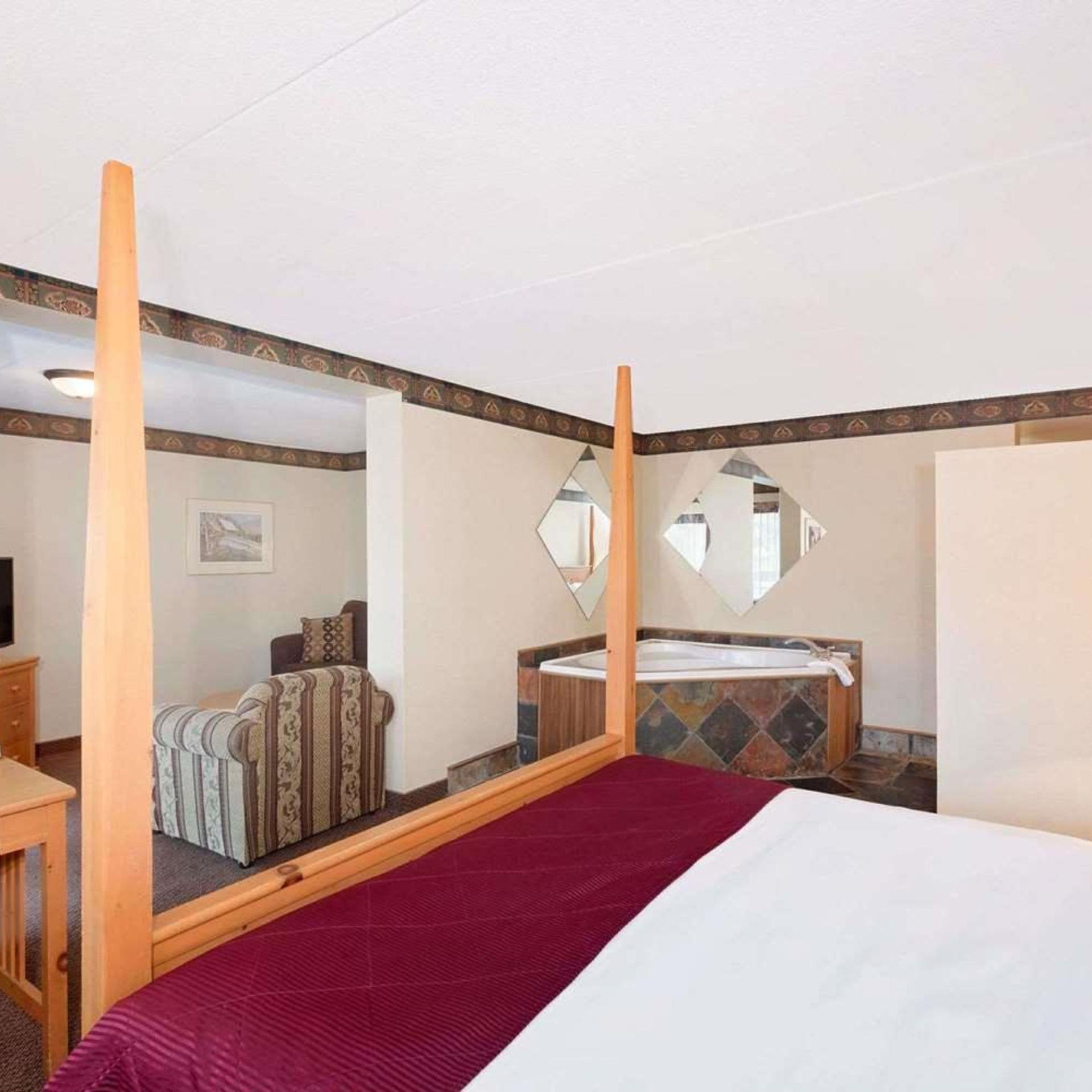 Suite, Queen Bed, Jetted Tub, Main Level