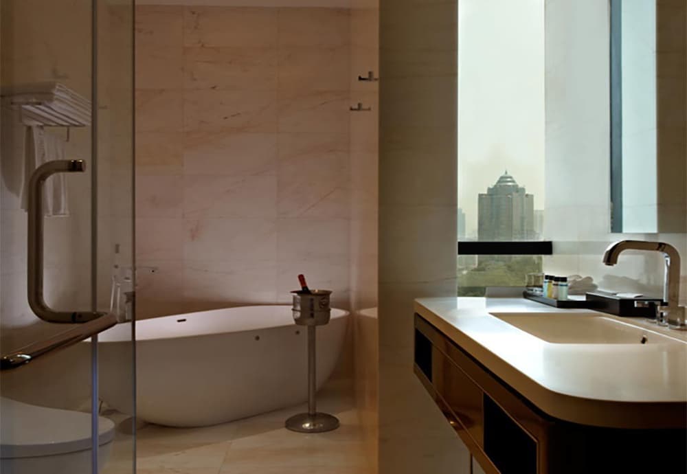Pacific Regency Hotel Suites 70/70