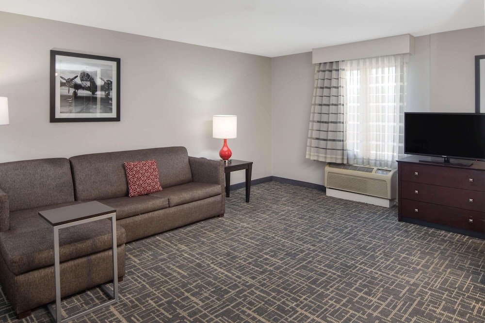 La Quinta Inn & Suites by Wyndham Atlanta Airport South 27/47