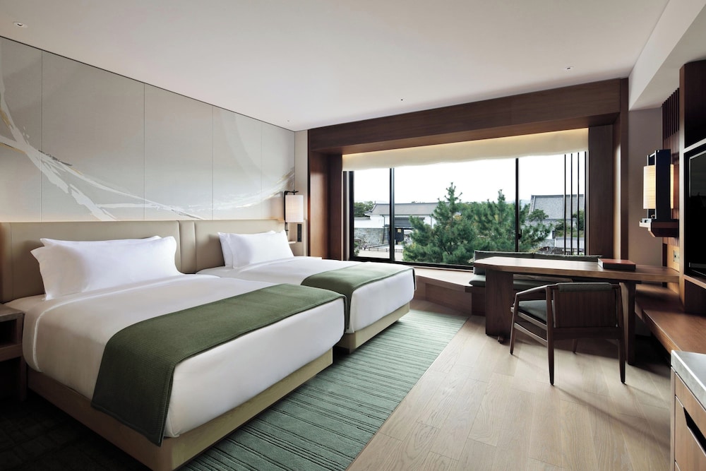 غرفة بسريرين مزدوجين بإطلالة