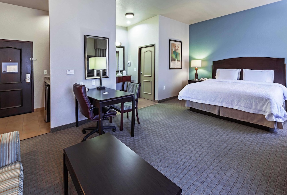 Hampton Inn and Suites Lake Jackson-Clute 25/41