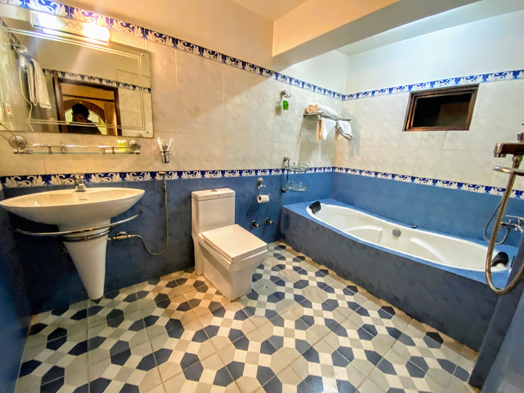 DELUXE, SUITE, KING BED