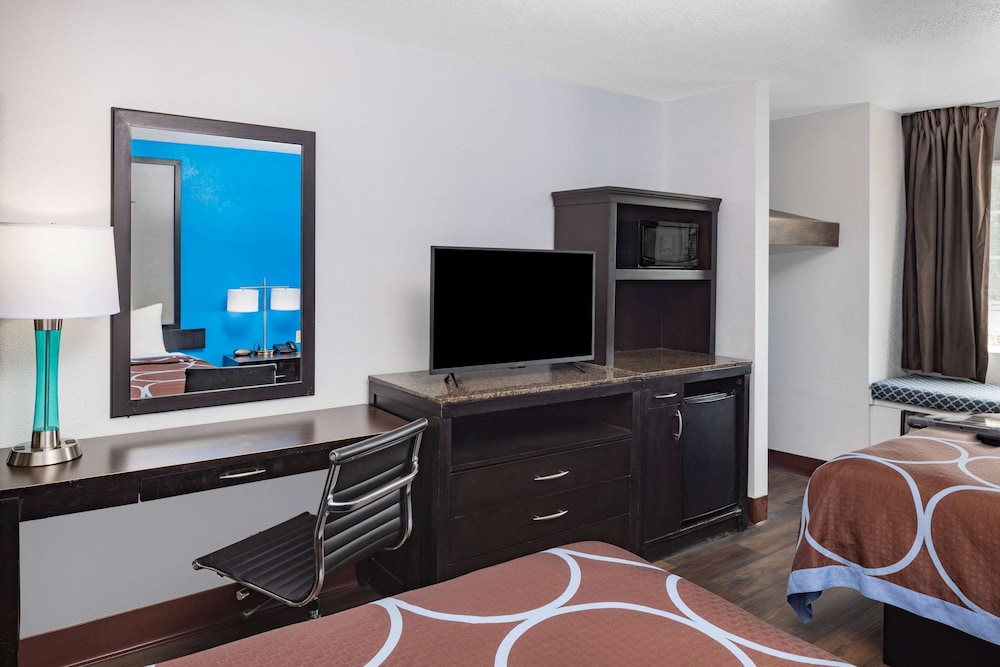 Super 8 By Wyndham Pensacola 31/49