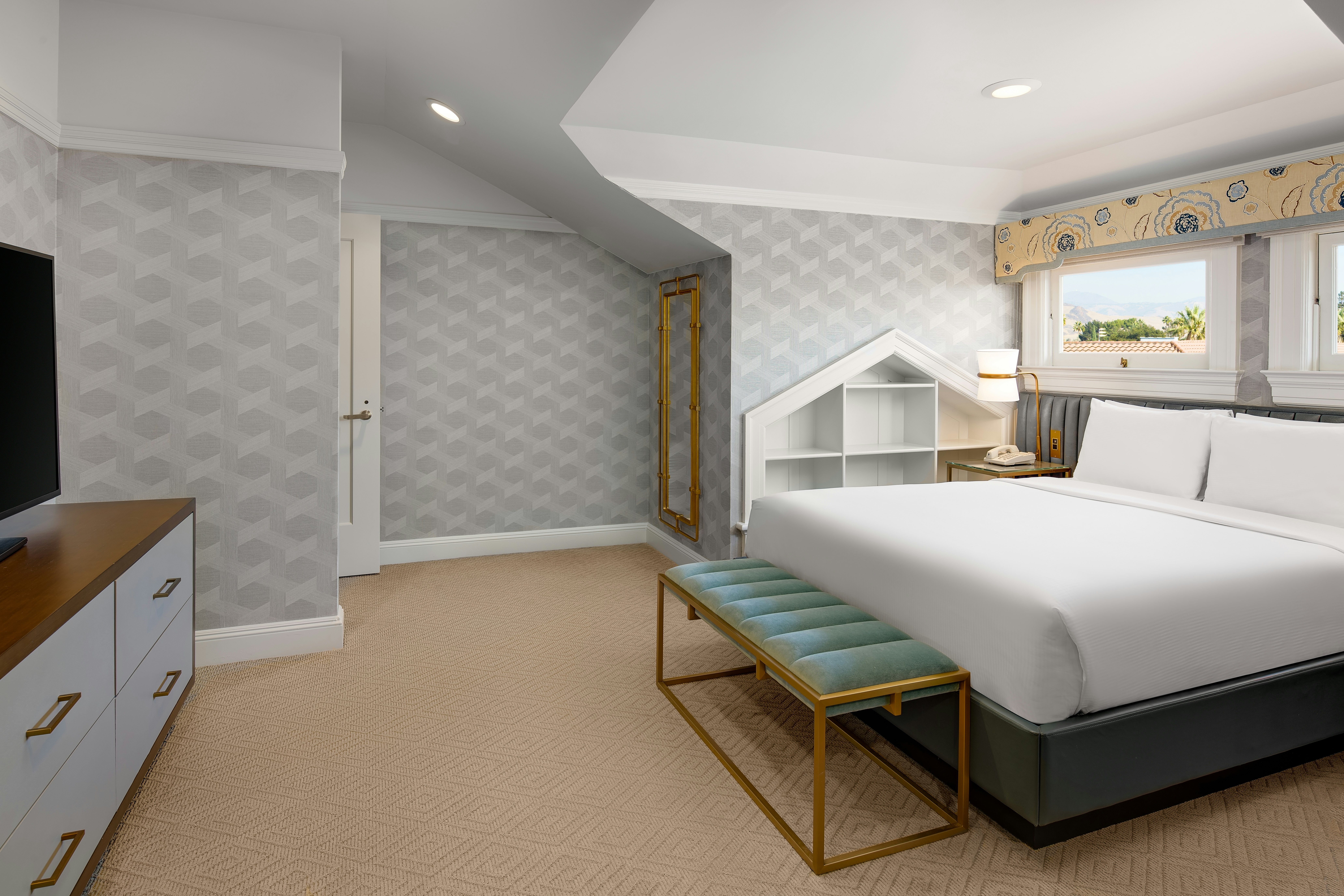 جناح بسرير كوين بشرفة بغرفة نوم واحدة، Hayes Mansion San Jose, Curio Collection by Hilton 2/8