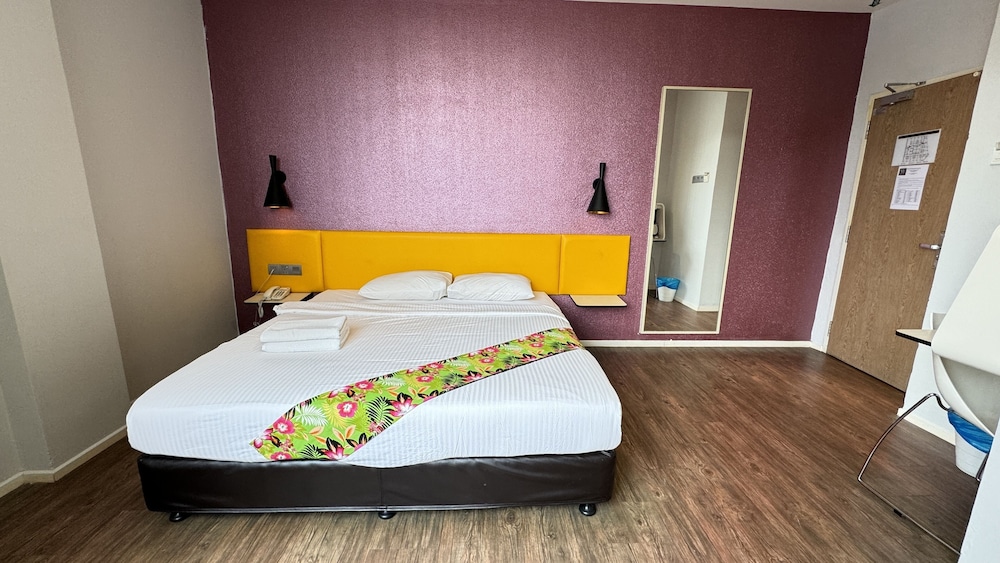 EXECUTIVE, KING BED