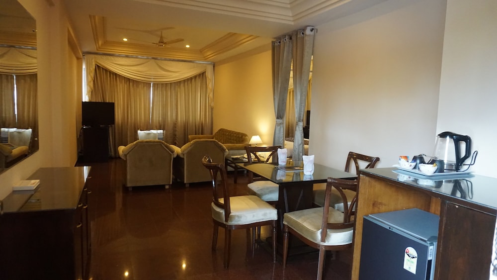 Hotel Poonja International 16/18