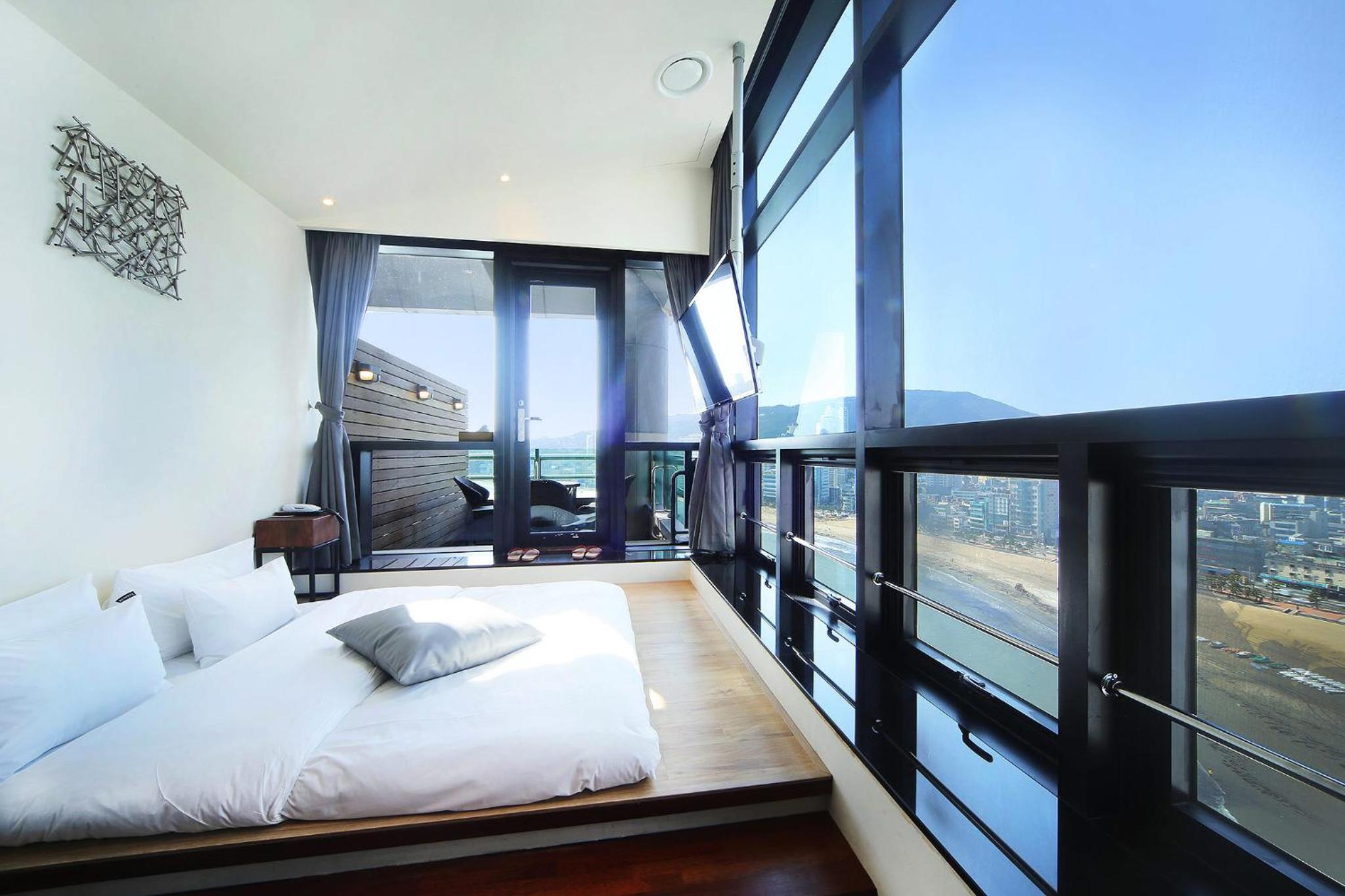 Korean, Deluxe, Double Bed, Sea View, Terrace, H Avenue 2/6