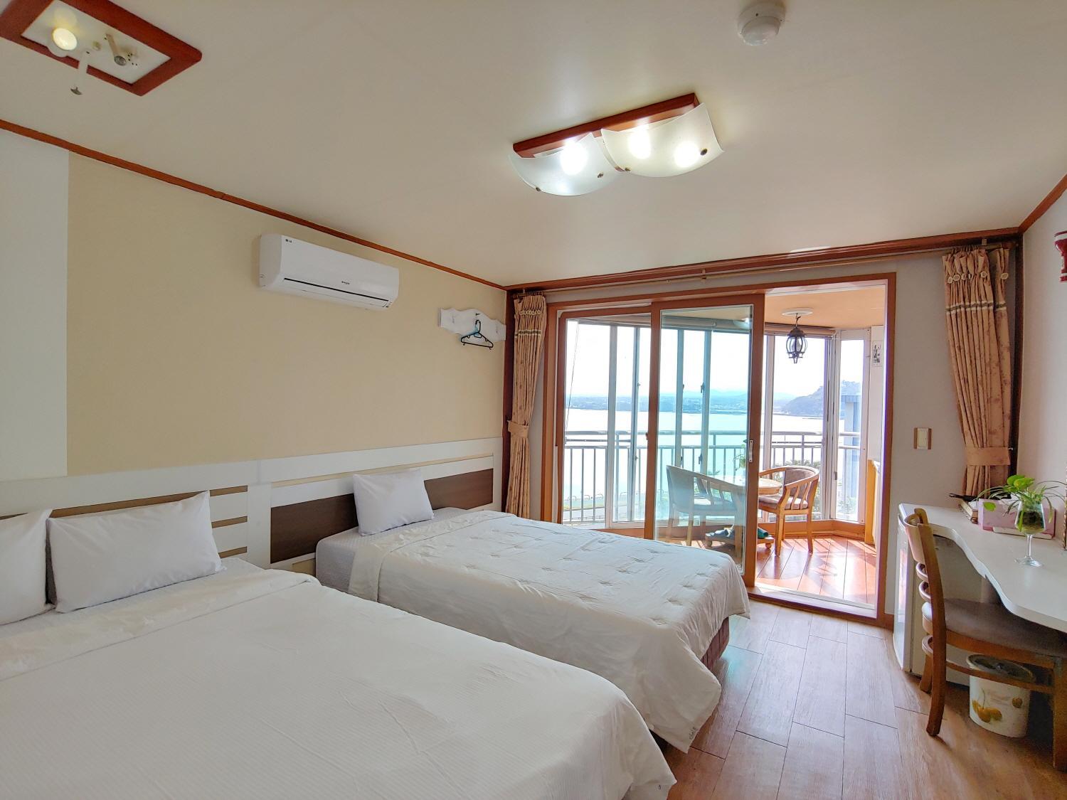 ROOM, TWIN BEDS