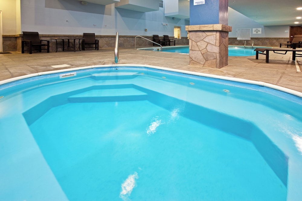 Holiday Inn Express Hotel Suites Bedford 33/53
