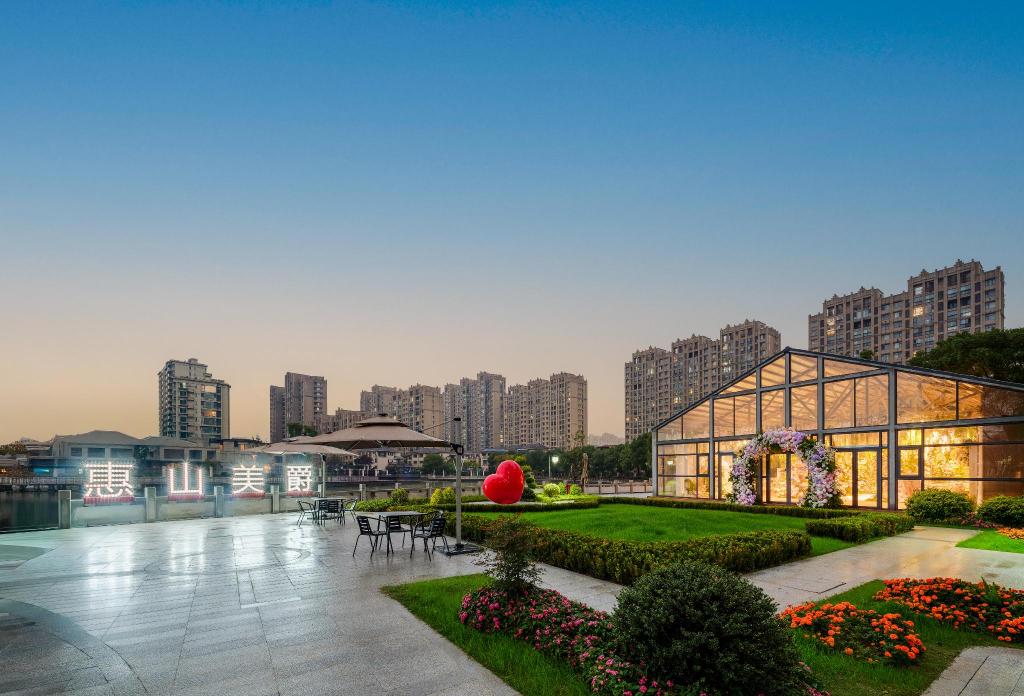 Grand Mercure Wuxi Huishan 70/76