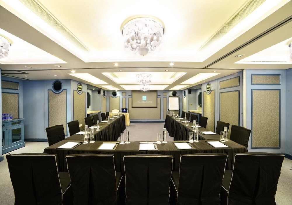 The Luxe Manor Hotel 31/41