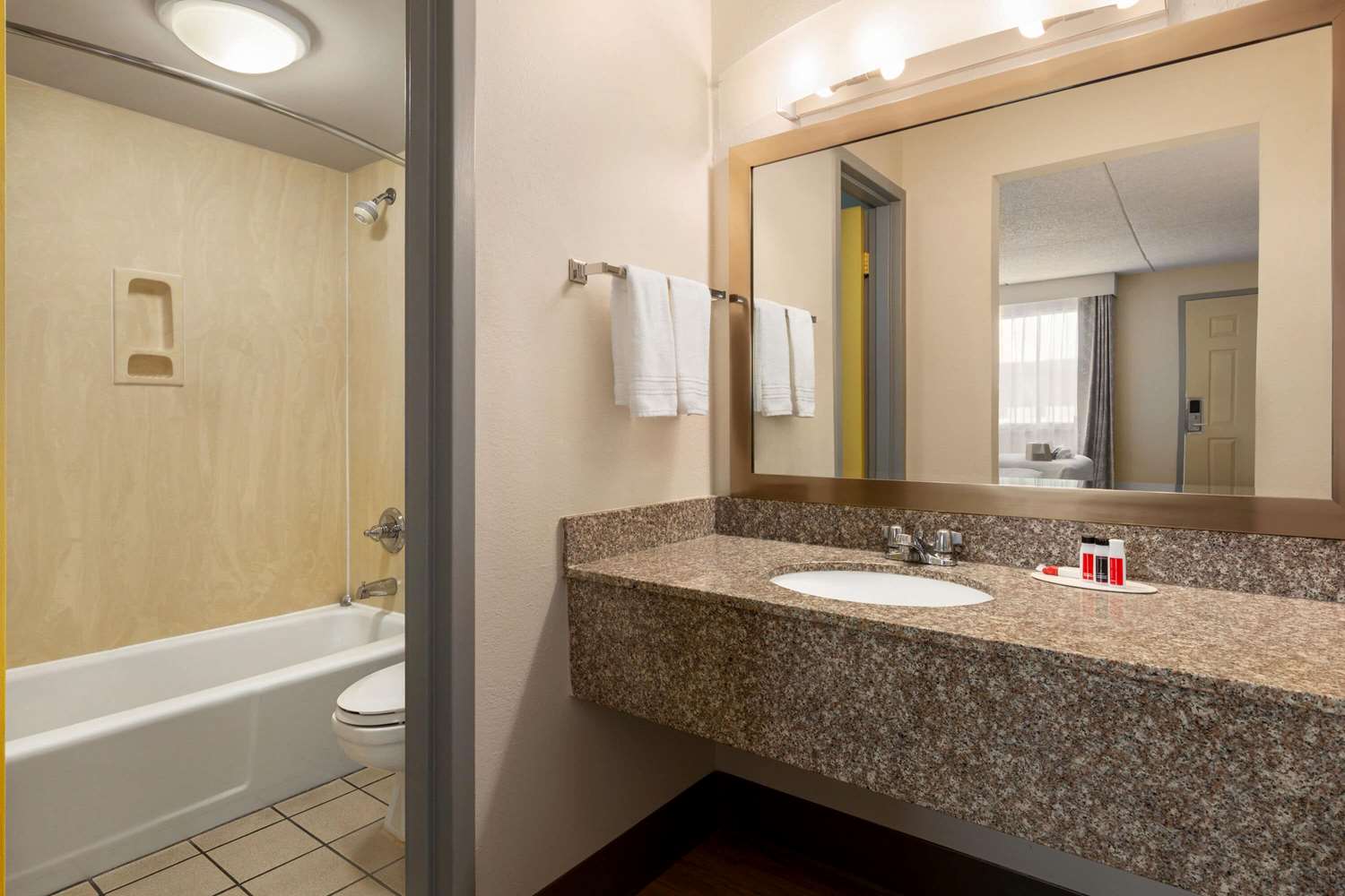 Hotel Bo, a Days Inn by Wyndham Chattanooga Downtown 48/48