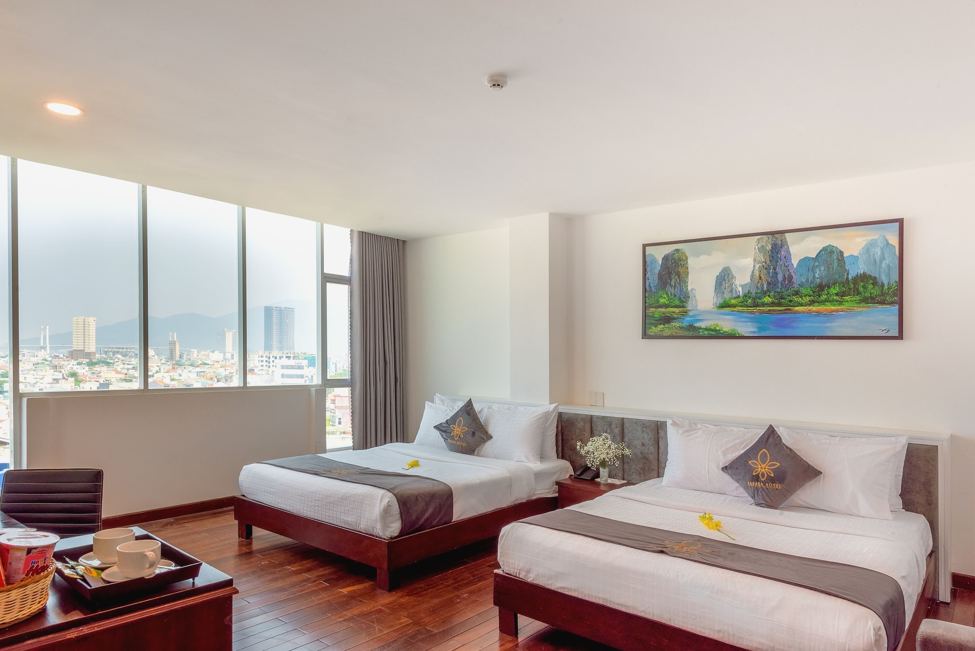FAMILY, 2 QUEEN BEDS, CITY VIEW, BATHTUB