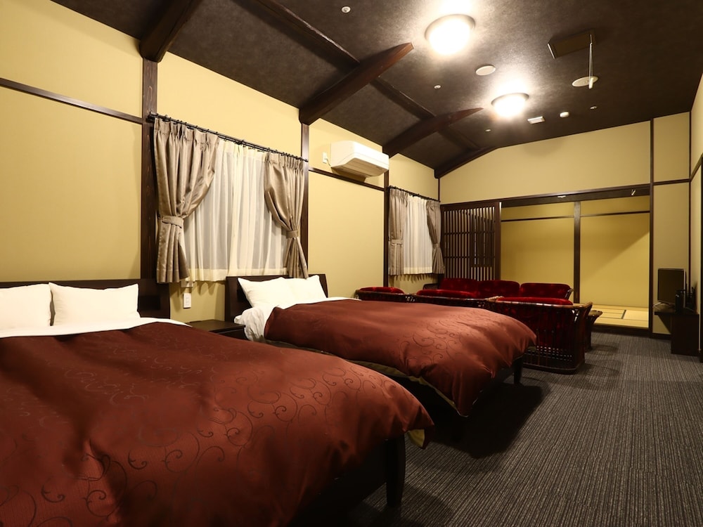 Karasawa Inn 21/63
