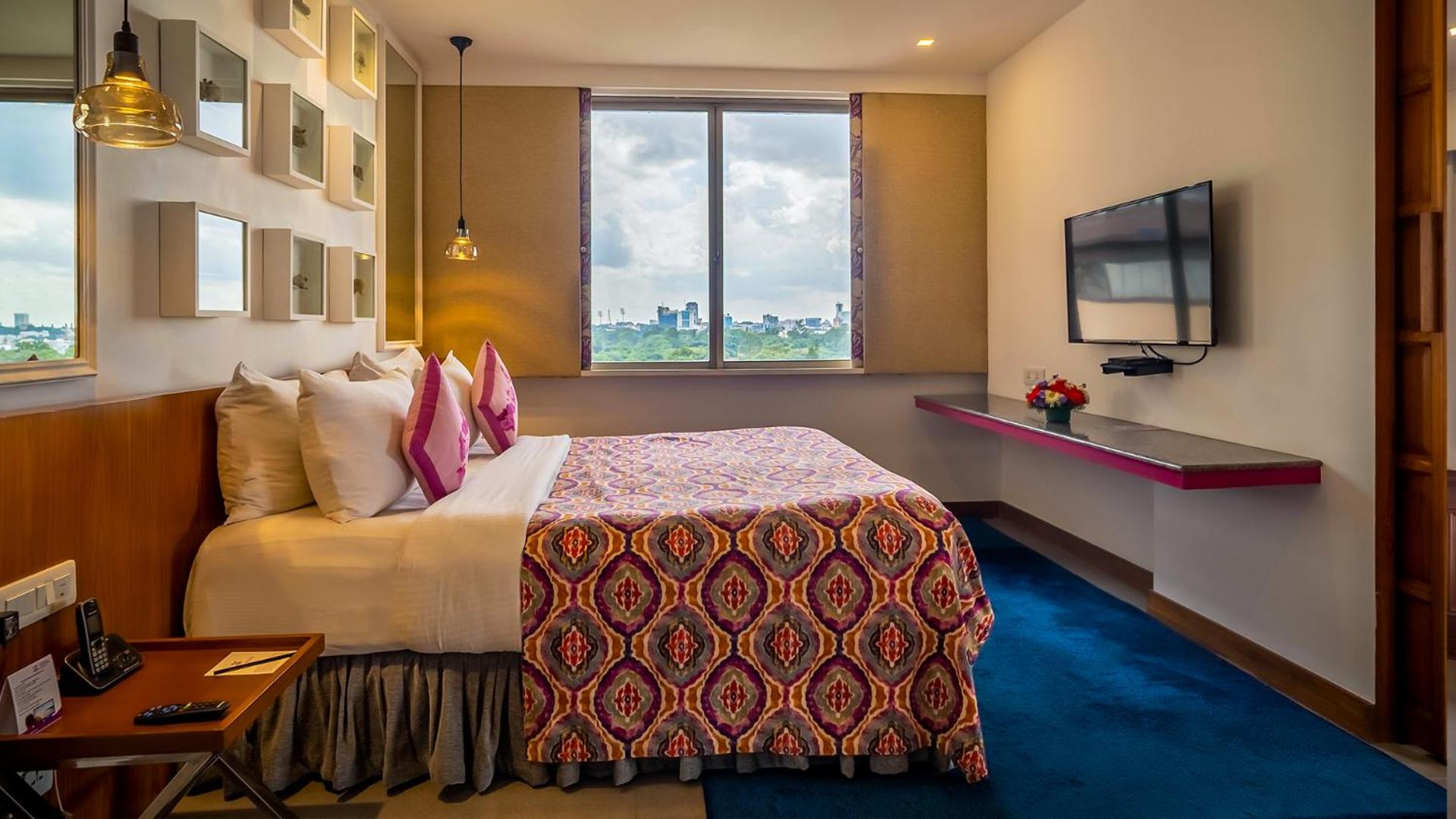 EXECUTIVE, SUITE, KING BED, BATHTUB