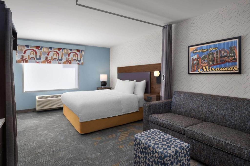 غرفة بسرير كينج مع أريكة لذوي الإعاقة، Home2 Suites By Hilton Miramar Ft Lauderdale 4/8