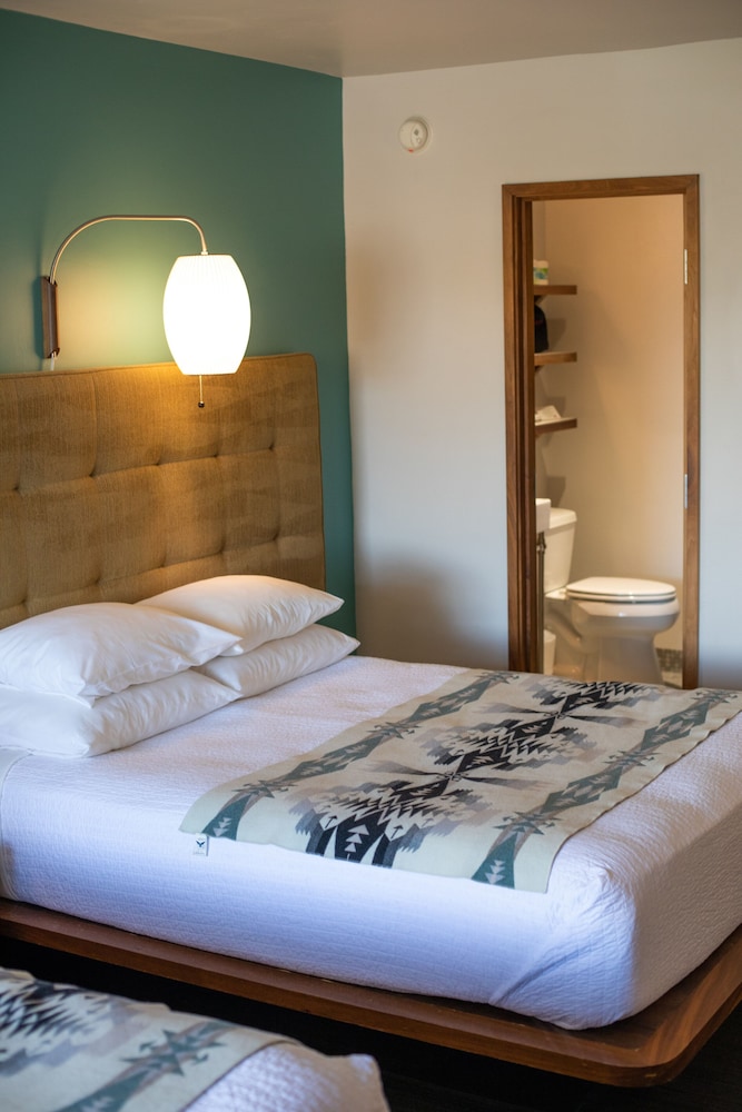 DESIGN, 2 QUEEN BEDS