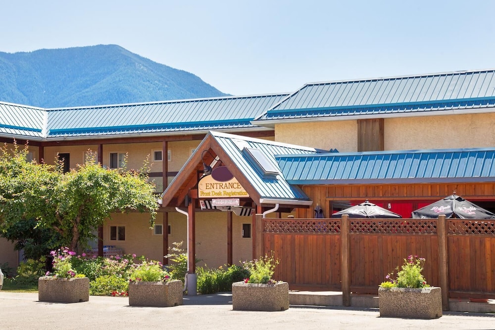 The Lodge at Arrow Lakes 1/17