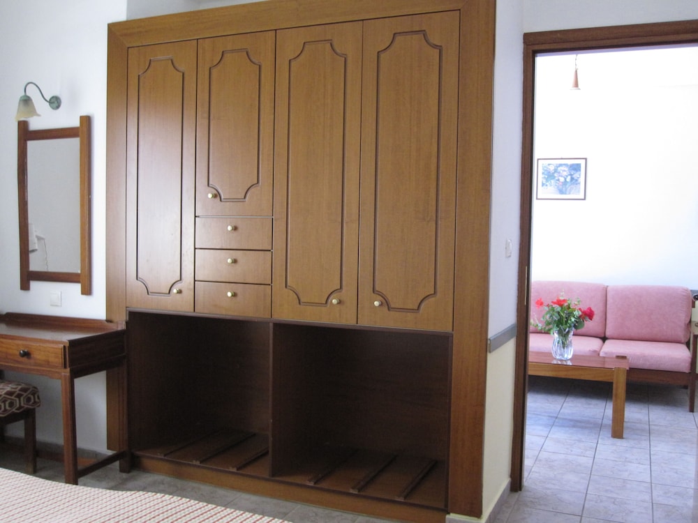 AMAZONES VILLAS APARTMENTS 8/32