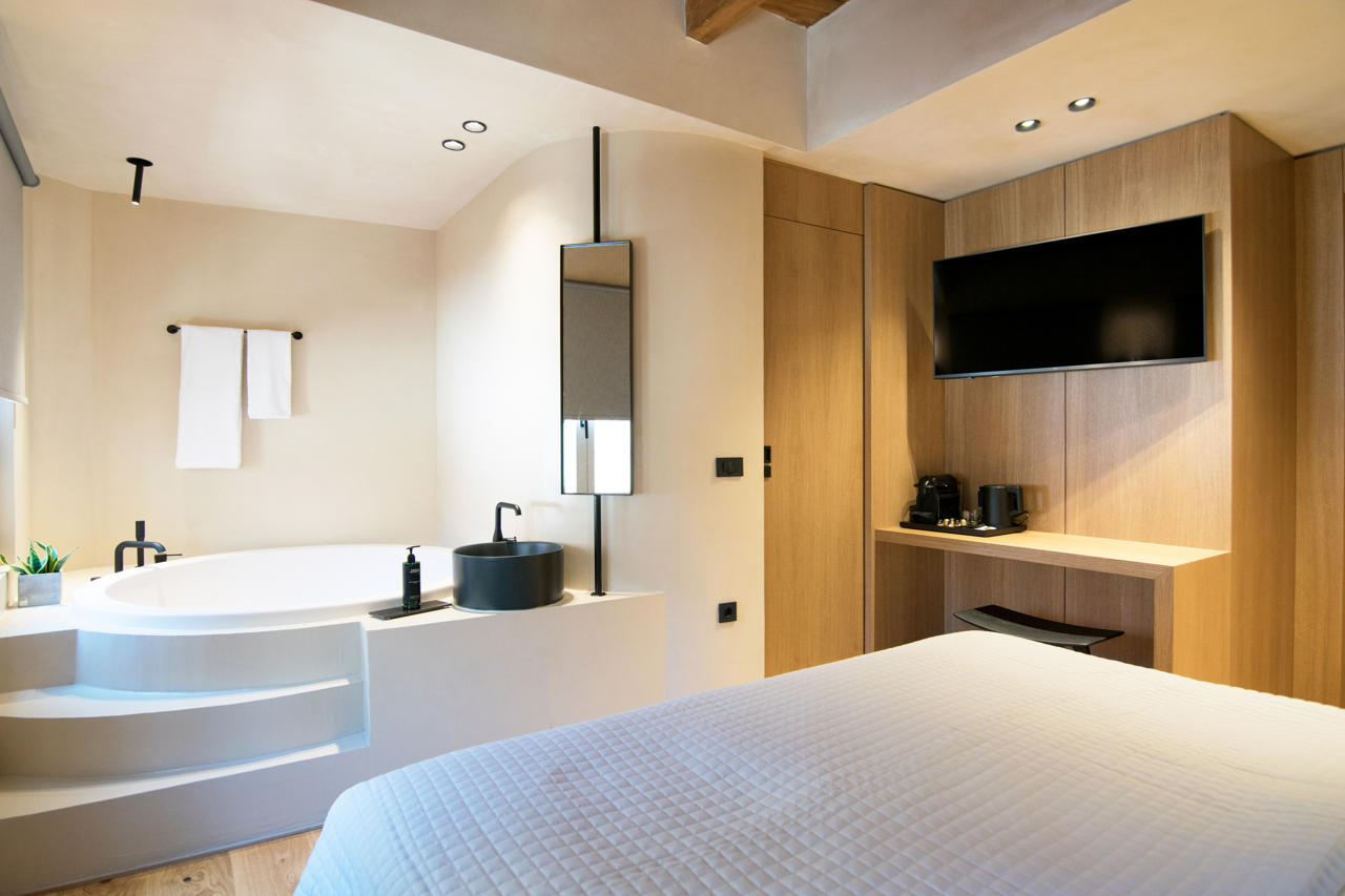 Consolato Boutique Suites 66/94